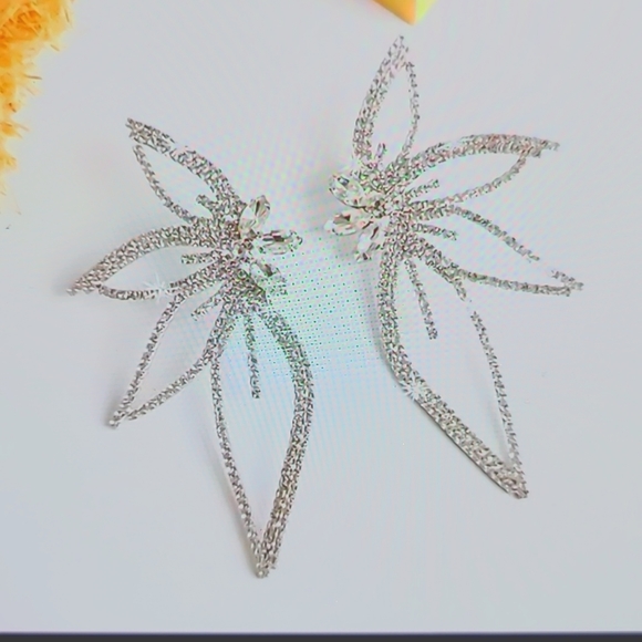 Rhinestone Flower Leaf Wing Shaped Earrings - Picture 3 of 5